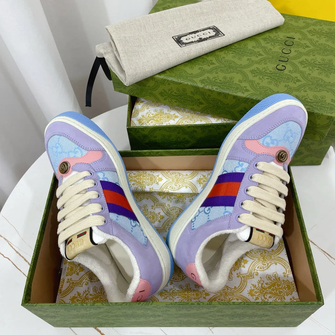 Ex-factory price: 540💰 GUCCI Gucci's newly upgraded back cover lining, top-notch old dirty shoes, classic casual sports shoes for couples, retro sneakers and old G family dirty shoes, updated at the counter simultaneously! ①The shoe upper has the same water-based edge coating process as the original version⚠️The ordinary oil edges on the market have a strong glue feel and are easy to fall off! Grade A first-layer nubuck leather (with pores)/matching computer embroidered double G cloth, high-density terry velvet lining. ② A PVC transparent small round mark sealing line is added to the details of the midsole. The mold is opened six times and the jewelry craftsmanship is used to customize the two-color double G buckle, striving to be the same as the original version. A pair of buttons is more than three times more expensive than ordinary buckles on the market. ③An old two-color washable label, the chip is placed on the outer waist of the right foot, the entire shoe is completely hollowed out with rubber technology, TUP material (rubber to distinguish the market) with the latest green packaging from the counter, 3D printed handbag, and a pair of shoelaces. There is no pressure when entering and exiting the counter. You can buy a 1:1 accurate replica of the original version and modify and upgrade it repeatedly. The details are perfectly restored, the materials are all customized, and they are truly top-notch. Please look at the details clearly to identify the quality. Upper: First-layer frosted cowhide/embroidered double G cloth. Lining: original high-density velvet lining. Foot pads: original pearlescent sheepskin. Outsole: private molded vacuum TPU material. Packaging: original top-grade full set packaging at the counter. Shoe size: women's size 35-40, men's size 39-44 (men's size 38, 45🉑️customized, non-returnable)